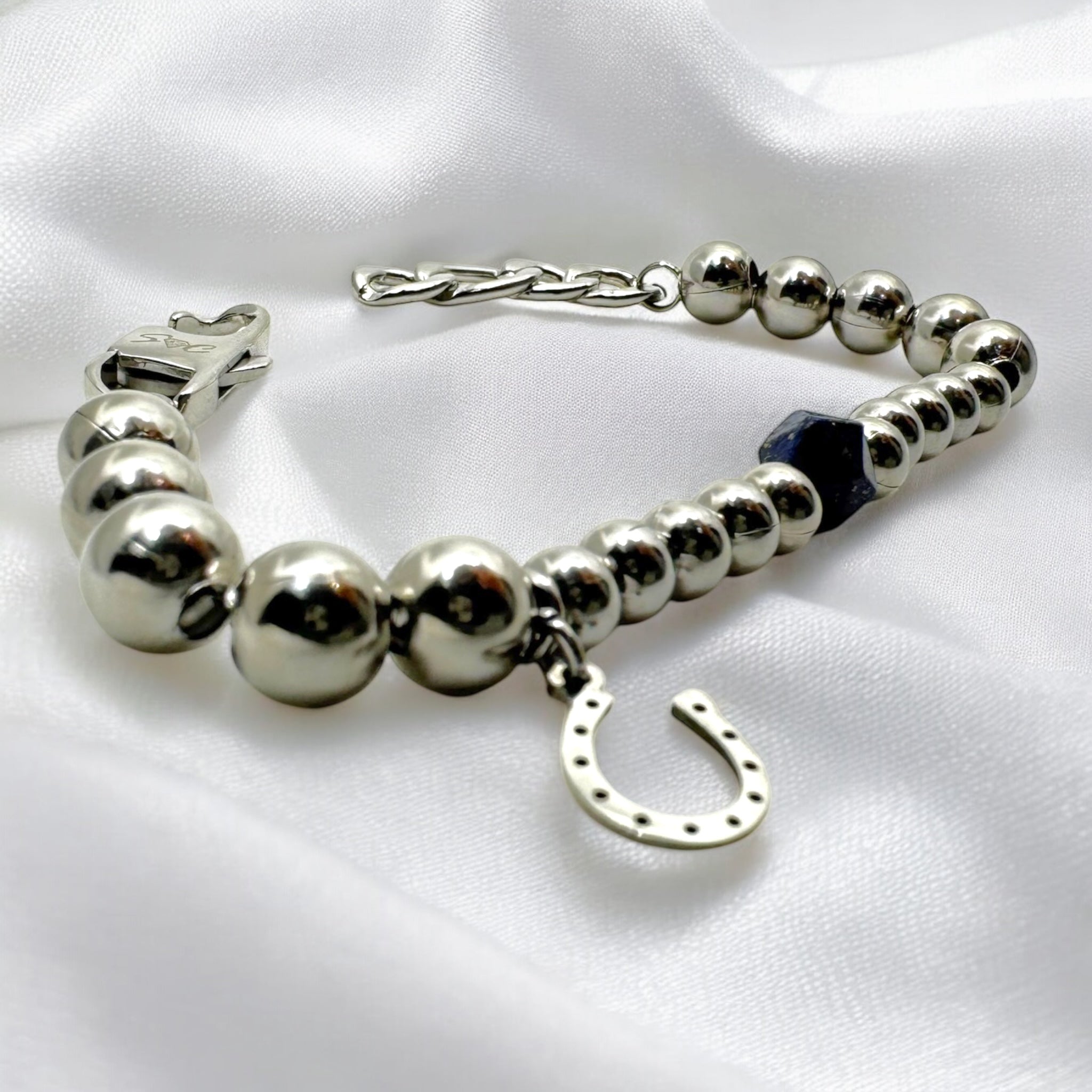 Bracciale lapislazzuli sfaccettato con charm ferro di cavallo Sharifa Crystals